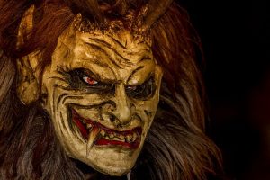 Imagen de m&aacute;scara de un demonio en un teatro
